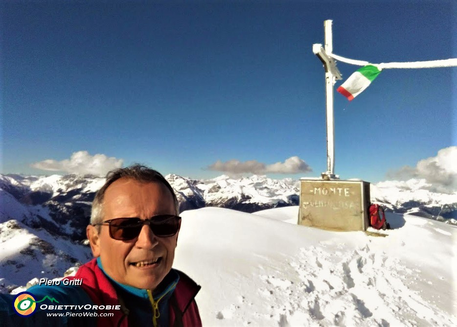 61 Alla croce di vetta, oggi vestita di bianco-neve,del Monte Venturosa (1999 m).jpg